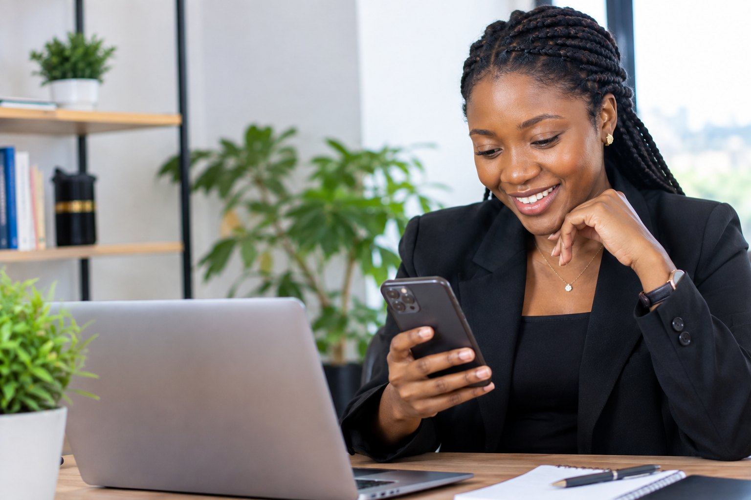 Professionnelle devant son site web